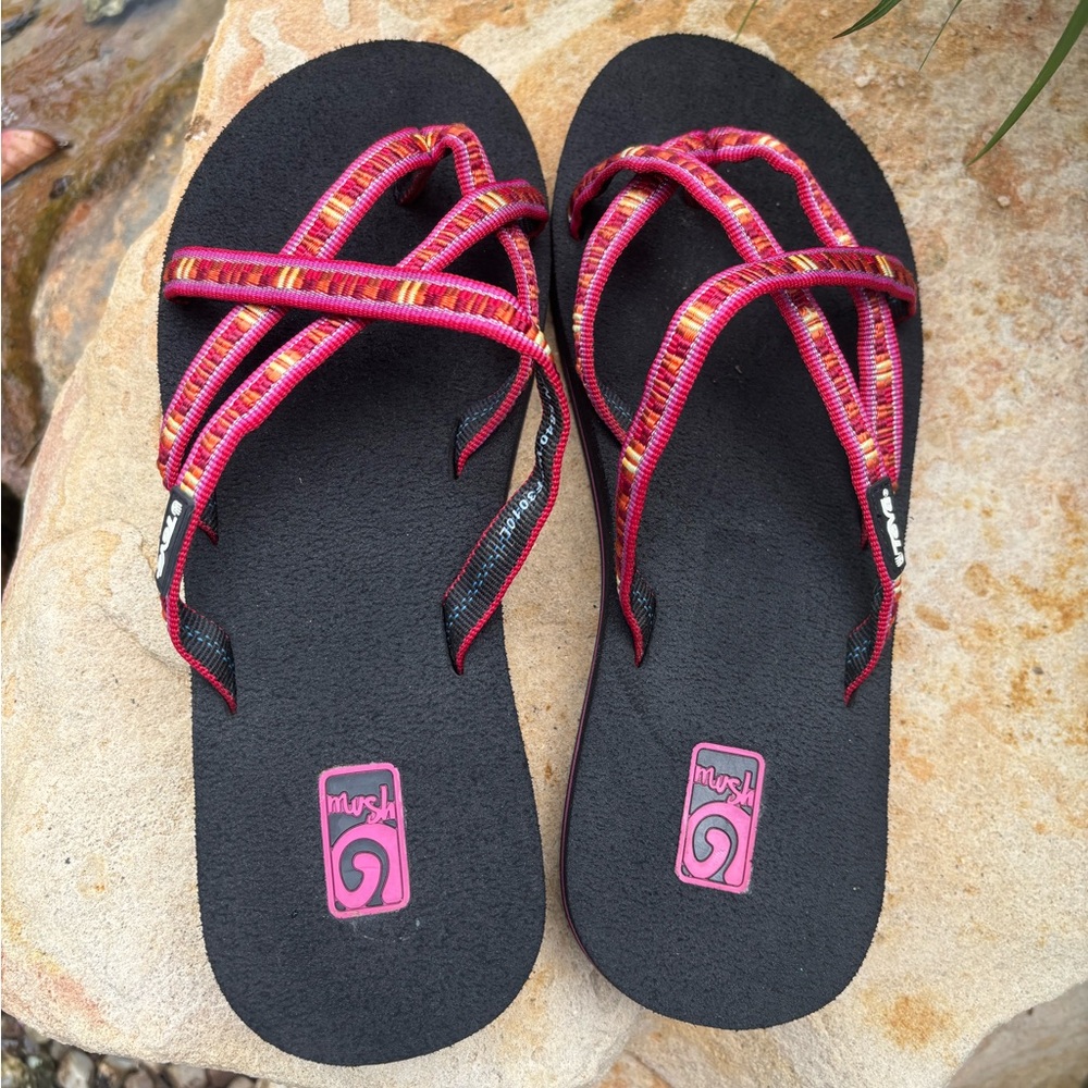NWOT Teva size 7 black soles arch support 3 woven pink red orange shimmer strap - Picture 3 of 4